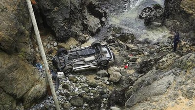 Waduh, Ada Mobil Jatuh dari Tebing di California