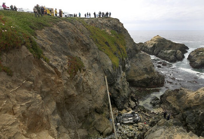 Waduh, Ada Mobil Jatuh dari Tebing di California A long line from Sonoma County Sheriff's helicopter Henry 1 is used to safely transport rescue personnel to a beach below after a vehicle plummeted from the Bodega Head parking lot in Bodega Bay, Calif., landing upside down 100 feet below, killing two people in the SUV, Saturday, April 3, 2021. (Kent Porter/The Press Democrat via AP)