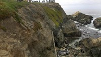 Petugas pemadam kebakaran mengamankan lokasi kecelakaan setelah sebuah kendaraan jatuh dari tempat parkir Bodega Head di Teluk Bodega, California.  