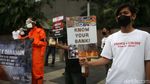 Walhi Geruduk Kantor MUFG Bawa Isu Kerusakan Hutan