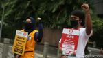Walhi Geruduk Kantor MUFG Bawa Isu Kerusakan Hutan