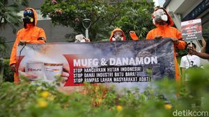 Walhi Geruduk Kantor MUFG Bawa Isu Kerusakan Hutan