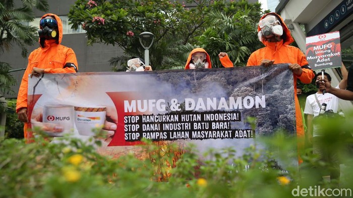 Walhi Geruduk Kantor MUFG Bawa Isu Kerusakan Hutan Aktivis Walhi melakukan aksi di depan kantor Mitsubishi UFJ Financial Group (MUFG) di Jakarta, Senin (5/4). Mereka menyoroti kerusakan hutan akibat produksi minyak sawit.