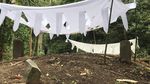 Potret Duit Bertebaran di Atas Kuburan Meninggi di Sumbar