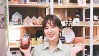 Momen lain ketika Wendy berada di dapur juga sempat diabadikan. Hal ini membuktikan kalau Wendy memang jago baking ya! Foto: Instagram @todayis_wendy/Red Velvet SNS