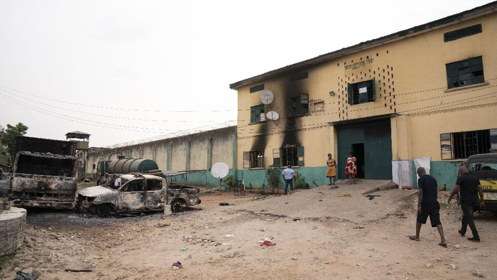 1.800 Narapidana Kabur Usai Penjara Nigeria Diserang Burned vehicles are parked outside the police command headquarters in Owerri, Nigeria, on Monday, April 5, 2021. Hundreds of inmates escaped from a prison in the southeastern Nigerian city after a series of coordinated attacks, according to government officials. (AP Photo/David Dosunmu)
