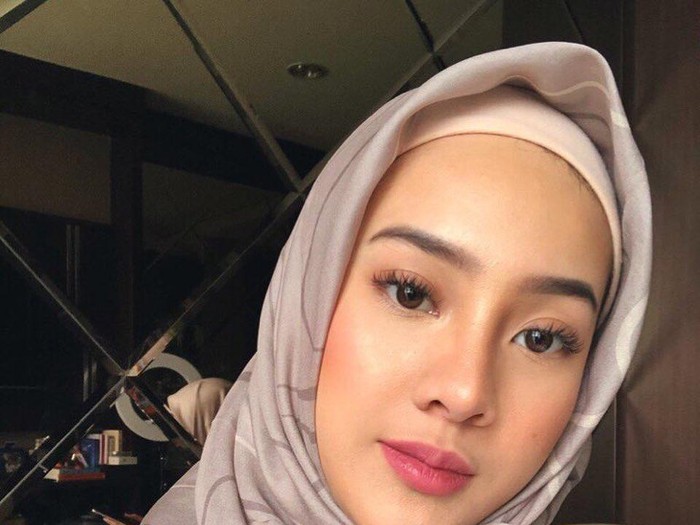 Anya Geraldine tampil memakai hijab. Anya Geraldine tampil memakai hijab.