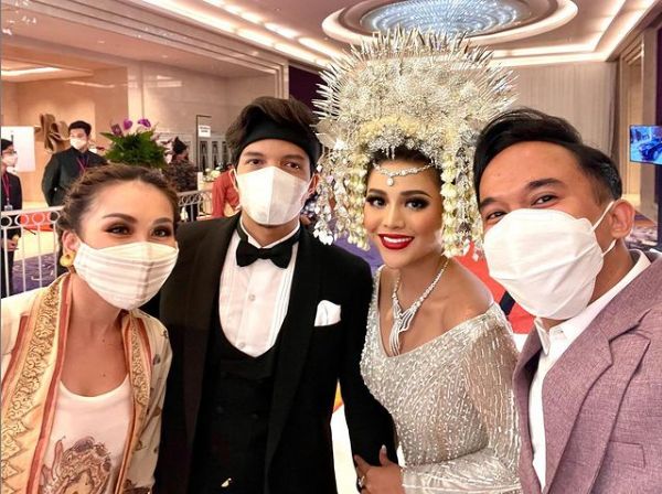 Gaya kondangan Ayu Ting Ting di pernikahan Aurel Hermansyah dan Atta Halilintar.