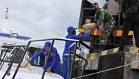 Sejumlah anggota kepolisian dan TNI siap mendistribusikan bantuan logistik dari Polda NTT ke Pulau Adonara. Mereka berangkat ke pulau tersebut dari Pelabuhan Larantuka, Flores Timur, NTT, Selasa (6/4/2021). Antara Foto/Kornelis Kaha.