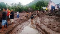 Warga membuat saluran air pasca banjir bandang di Desa Lamanele Kecamatan Ile Boleng, Flores Timur, Nusa Tenggara Timur, Selasa (6/4/2021). BNPB menyebut 128 orang meninggal akibat bencana banjir dan longsor karena Siklon Tropis Seroja. Antara Foto/Robert Ola Bebe.