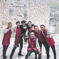 Al, Verrell, dan lima teman dekat Atta Halilintar lainnya yang diminta untuk menjadi groomsmen kompak berseragam. Hampir semua groomsmen terlihat memakai kemeja putih dan celana hitam yang dibalut dengan vest merah. Sayangnya beberapa netizen nyinyir dengan model seragam itu yang dibilang mirip baju cleaning service, pelayan restoran hingga petugas katering. Foto: Instagram @bramastavrl