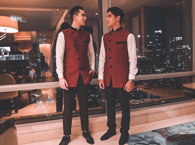 Begini gaya Al Ghazali dan Verrel Bramasta saat adu ganteng ketika menjadi groosmen pernikahan sahabat mereka. Foto: Instagram @alghazali7