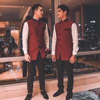 Begini gaya Al Ghazali dan Verrel Bramasta saat adu ganteng ketika menjadi groosmen pernikahan sahabat mereka. Foto: Instagram @alghazali7