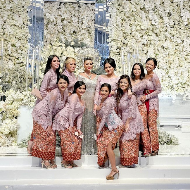 Bagaimana dengan para bridesmaid? Dikatakan jika wanita-wanita cantik ini kebanyakan merupakan sahabat Aurel sejak SMA. Penampilan mereka pun tampak mempesona dengan seragam bernuansa ungu lilac. Foto: Instagram @meiskesandraa
