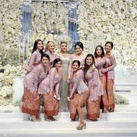 Bagaimana dengan para bridesmaid? Dikatakan jika wanita-wanita cantik ini kebanyakan merupakan sahabat Aurel sejak SMA. Penampilan mereka pun tampak mempesona dengan seragam bernuansa ungu lilac. Foto: Instagram @meiskesandraa