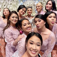 Berbeda dengan groomsmen yang model busananya hampir sama tentu para bridesmaid menyiapkan kostum dengan lebih bervariasi. Hampir semua pendamping mempelai wanita Aurel Hermansyah memakai model atasan yang berbeda. Foto: Instagram @meiskesandraa