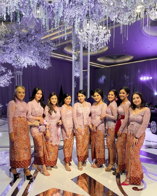 Umumnya para bridesmaid memang akan menyesuaikan seragam mereka dengan selera masing-masing. Bahkan ada yang memadukannya dengan selendang di bagian pinggang hingga celana jeans. Namun kebanyakan memilih atasan bersiluet kebaya. Foto: Instagram @deandaputeri