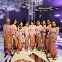 Umumnya para bridesmaid memang akan menyesuaikan seragam mereka dengan selera masing-masing. Bahkan ada yang memadukannya dengan selendang di bagian pinggang hingga celana jeans. Namun kebanyakan memilih atasan bersiluet kebaya. Foto: Instagram @deandaputeri