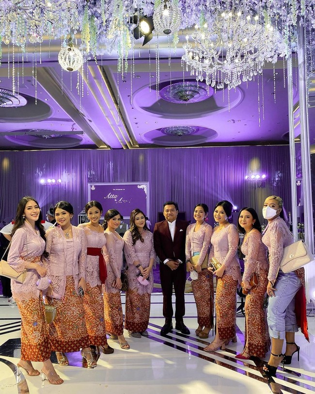 Mereka juga menyempatkan diri untuk berfoto dengan ayah mempelai wanita, Anang Hermansyah. Foto: Instagram @deandaputeri