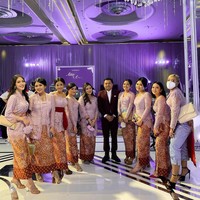 Mereka juga menyempatkan diri untuk berfoto dengan ayah mempelai wanita, Anang Hermansyah. Foto: Instagram @deandaputeri