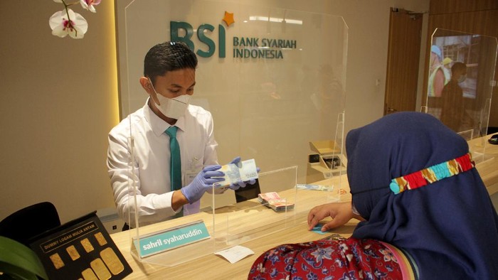 Nasabah PT Bank Syariah Indonesia Tbk (BSI) menunggu antrean di kantor BSI Regional XI Makassar, Sulawesi Selatan, Senin (5/4/2021). BSI memulai tahapan merger operasional untuk menyatukan sistem layanan guna mendorong pengembangan keuangan syariah yang ditargetkan selesai pada 1 November 2021. ANTARA FOTO/Arnas Padda/yu/aww.