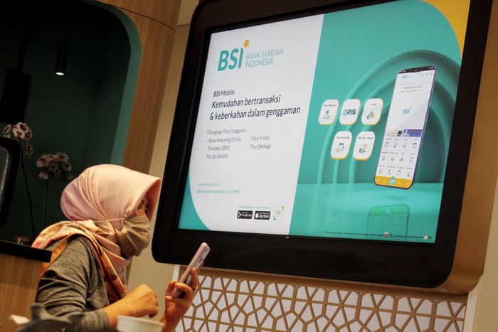 Nasabah PT Bank Syariah Indonesia Tbk (BSI) menunggu antrean di kantor BSI Regional XI Makassar, Sulawesi Selatan, Senin (5/4/2021). BSI memulai tahapan merger operasional untuk menyatukan sistem layanan guna mendorong pengembangan keuangan syariah yang ditargetkan selesai pada 1 November 2021. ANTARA FOTO/Arnas Padda/yu/aww.