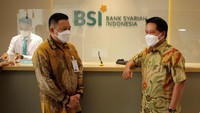 Direktur Utama PT Bank Syariah Indonesia Tbk. (BSI) Hery Gunardi (kanan) berbincang dengan CEO BSI Regional XI Makassar Kemas Erwan (kiri) saat memantau proses integrasi sistem dan layanan di kantor BSI Regional XI Makassar, Sulawesi Selatan, Senin (5/4/2021). 