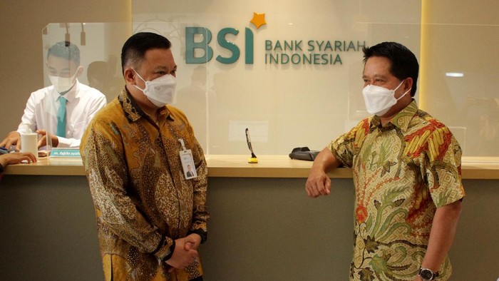 Nasabah PT Bank Syariah Indonesia Tbk (BSI) menunggu antrean di kantor BSI Regional XI Makassar, Sulawesi Selatan, Senin (5/4/2021). BSI memulai tahapan merger operasional untuk menyatukan sistem layanan guna mendorong pengembangan keuangan syariah yang ditargetkan selesai pada 1 November 2021. ANTARA FOTO/Arnas Padda/yu/aww.