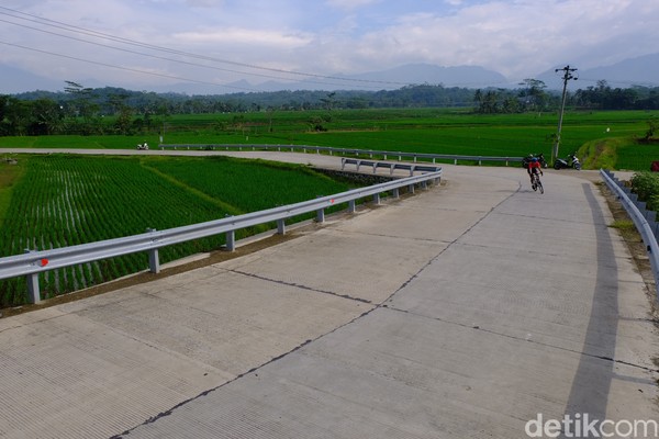 Untuk menuju Bukit Siregol, dapat ditempuh dari pusat kota Purbalingga dengan berbagai jalur. Sebab, jalanan menuju Bukit Siregol mulus dan nyaris tanpa lobang jalan berarti. Untuk menuju Bukit Siregol, dapat ditempuh dari pusat kota Purbalingga dengan berbagai jalur. Sebab, jalanan menuju Bukit Siregol mulus dan nyaris tanpa lobang jalan berarti.