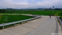 Untuk menuju Bukit Siregol, dapat ditempuh dari pusat kota Purbalingga dengan berbagai jalur. Sebab, jalanan menuju Bukit Siregol mulus dan nyaris tanpa lobang jalan berarti.