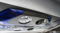 Kamu bisa mengisi daya HP lewat lubang USB A. Karoseri bus eksekutif DD Garuda Mas dibuat oleh Adiputro.