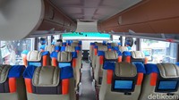 Bus eksekutif DD Garuda Mas memang terlihat baru dari luar. Namun, saat masuk ke dalam kabin bawah, selintas kami menghirup bau tengik yang biasanya diakibatkan oleh asap rokok. Mungkin itu berasal dari ruang merokok.