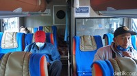 Ada ruang merokok di bus eksekutif DD Garuda Mas. Lokasinya ada di deck atas, di pojok belakang.Di sampingnya ada ruang kecil untuk kru istirahat