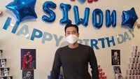 Dalam foto tampak sebuah kafe di Seoul dihiasi dengan tulisan selamat ulang tahun buat Siwon. (Foto: dok. Instagram @siwonchoi) 