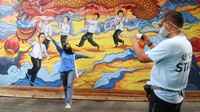 Mural yang menggambarkan kesenian Tionghoa dan diinisiasi oleh pegiat seni Hervin Yulianto tersebut menjadi salah satu destinasi wisata baru di Kota Pontianak.