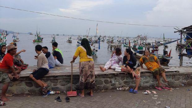 Diduga kelebihan muatan, perahu mesin 'Tunggal' milik nelayan karam saat perjalanan pulang usai melaut di Selat Madura. Beruntung, nakhoda dan 12 ABK selamat.