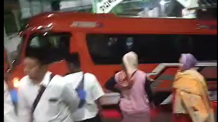 dok. tangkapan layar viral minibus nyasar di puncak makam Sunan Muria Kudus