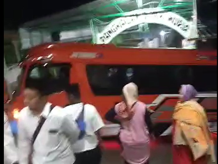 dok. tangkapan layar viral minibus nyasar di puncak makam Sunan Muria Kudus