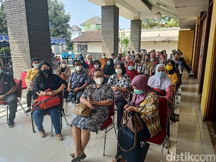 Dosen dan karyawan di perguruan tinggi swasta di Yogyakarta disuntik vaksin Corona, Selasa (6/4/2021).