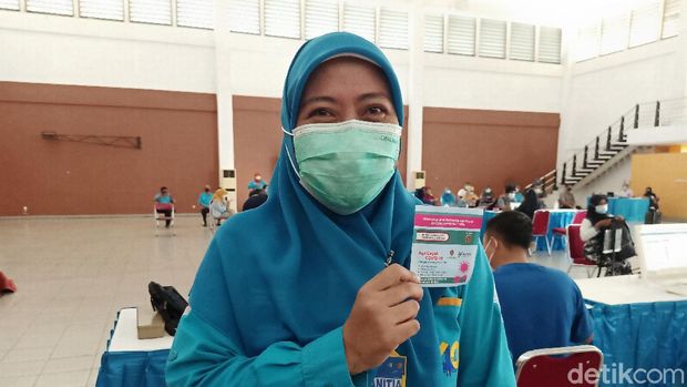 Dosen dan karyawan di perguruan tinggi swasta di Yogyakarta disuntik vaksin Corona, Selasa (6/4/2021).