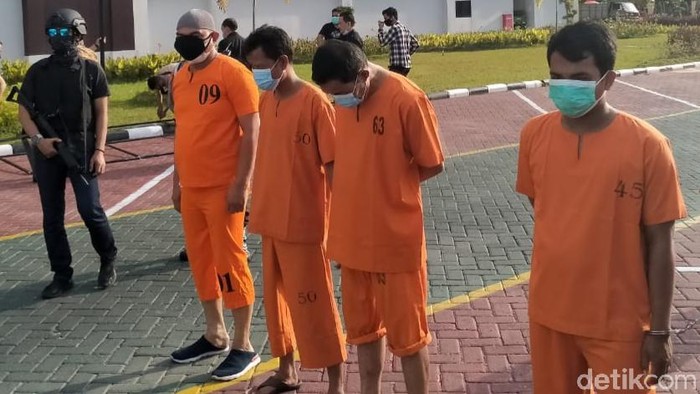 Empat pelaku saat diamankan yakni Kompol Yuhanies (berpeci putih), Rizky, Tarmidzi, dan M Iskanda (Raja Adil/detikcom)