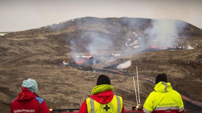 Nggak Ada Takutnya, Lava Gunung Berapi Islandia Jadi Tontonan