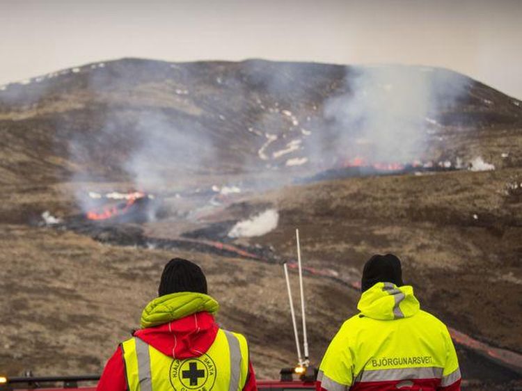 Nggak Ada Takutnya, Lava Gunung Berapi Islandia Jadi Tontonan
