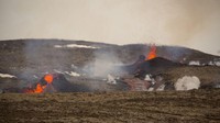 Retakan baru yang melahirkan guguran lava tersebut pertama kali terlihat lewat pantauan helikopter. Panjangnya mencapai 500 meter dan berjarak 1 kilometer dari lokasi erupsi awal di Geldinga Valley. (AP)