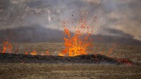 Badan Meteorologi Islandia sendiri mengatakan, aktivitas baru gunung berapi tersebut tidak sampai membahayakan lalu lintas udara di sekitar Bandara Internasional Keflavik yang berada di Reykjavik, ibu kota Islandia. (AP)