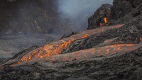 Guguran lava itu sendiri sebenarnya tidak berpotensi membahayakan pendaki, karena jaraknya cukup jauh dari trek hiking yang populer di kalangan pendaki. (AP)
