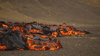 Aliran lava kembali muncul dari retakan baru Gunung Berapi Fahradaslfjall di Islandia. Gunung berapi itu sendiri mulai erupsi pada 20 Maret silam, setelah tertidur selama 800 tahun. (AP)