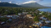 Banjir bandang yang menerjang Adonara pada Minggu (4/4) kemarin telah menyebabkan puluhan orang meninggal dunia dan ratusan warga lainnya terpaksa mengungsi.