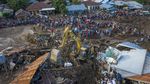 Momen Evakuasi Korban Banjir Bandang di Adonara