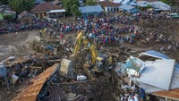 Alat berat diturunkan untuk memudahkan proses evakuasi korban.